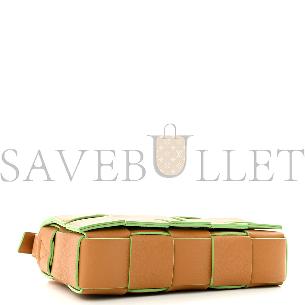BOT*EGA VEN*TA GRAINED CALFSKIN MAXI INTRECCIATO CASSETTE CROSSBODY BAG CARAMEL PISTACHIO (23*15*5.5
