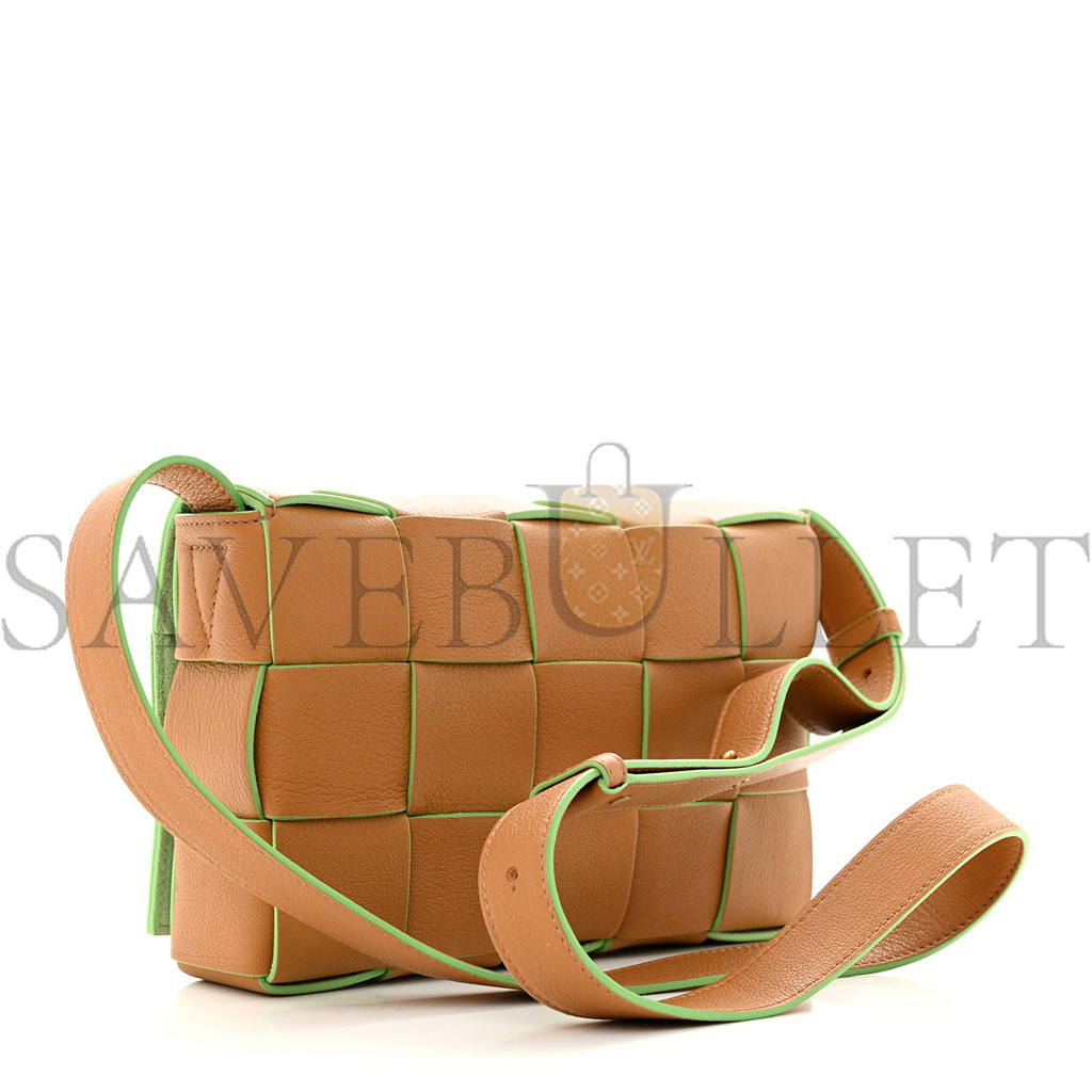BOT*EGA VEN*TA GRAINED CALFSKIN MAXI INTRECCIATO CASSETTE CROSSBODY BAG CARAMEL PISTACHIO (23*15*5.5