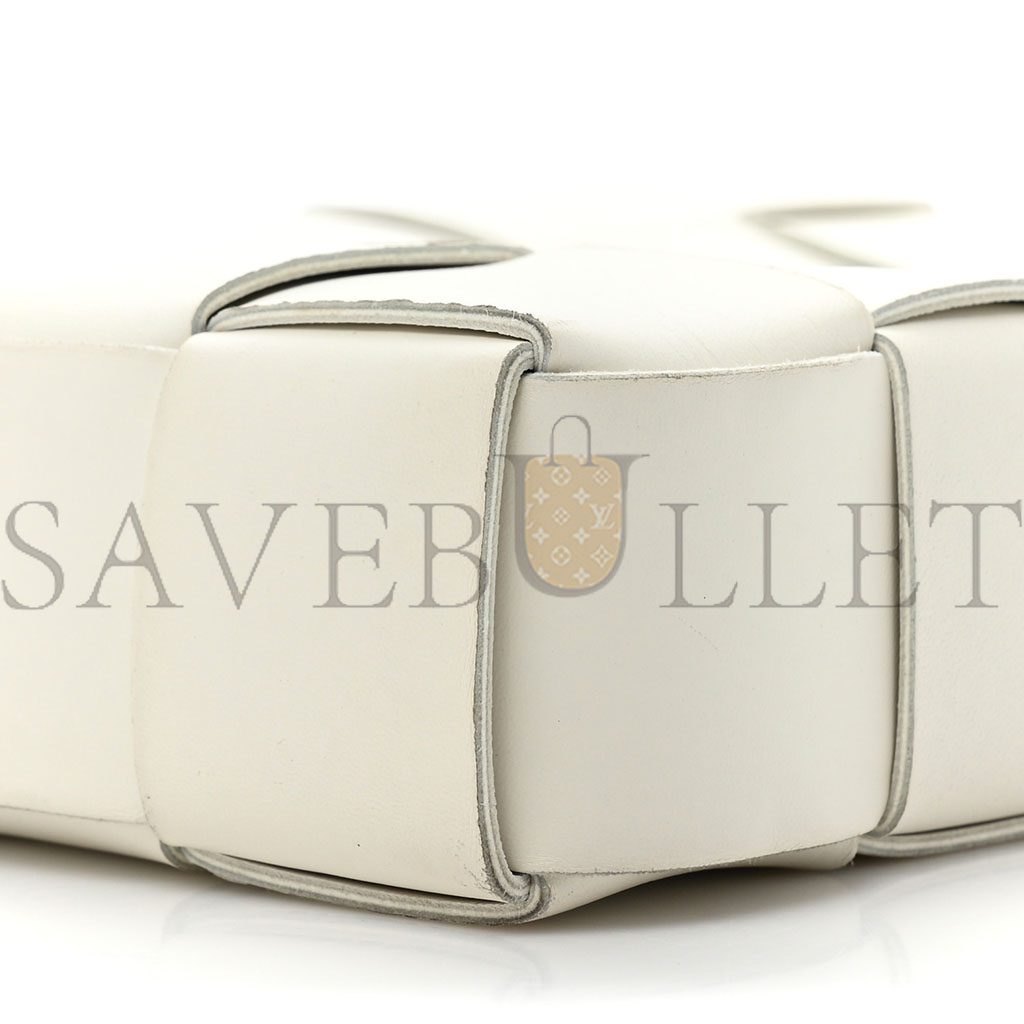 bo*te*ga Ve*ne*ta lambskin maxi intrecciato cassette messenger chalk  (26*23*5cm)