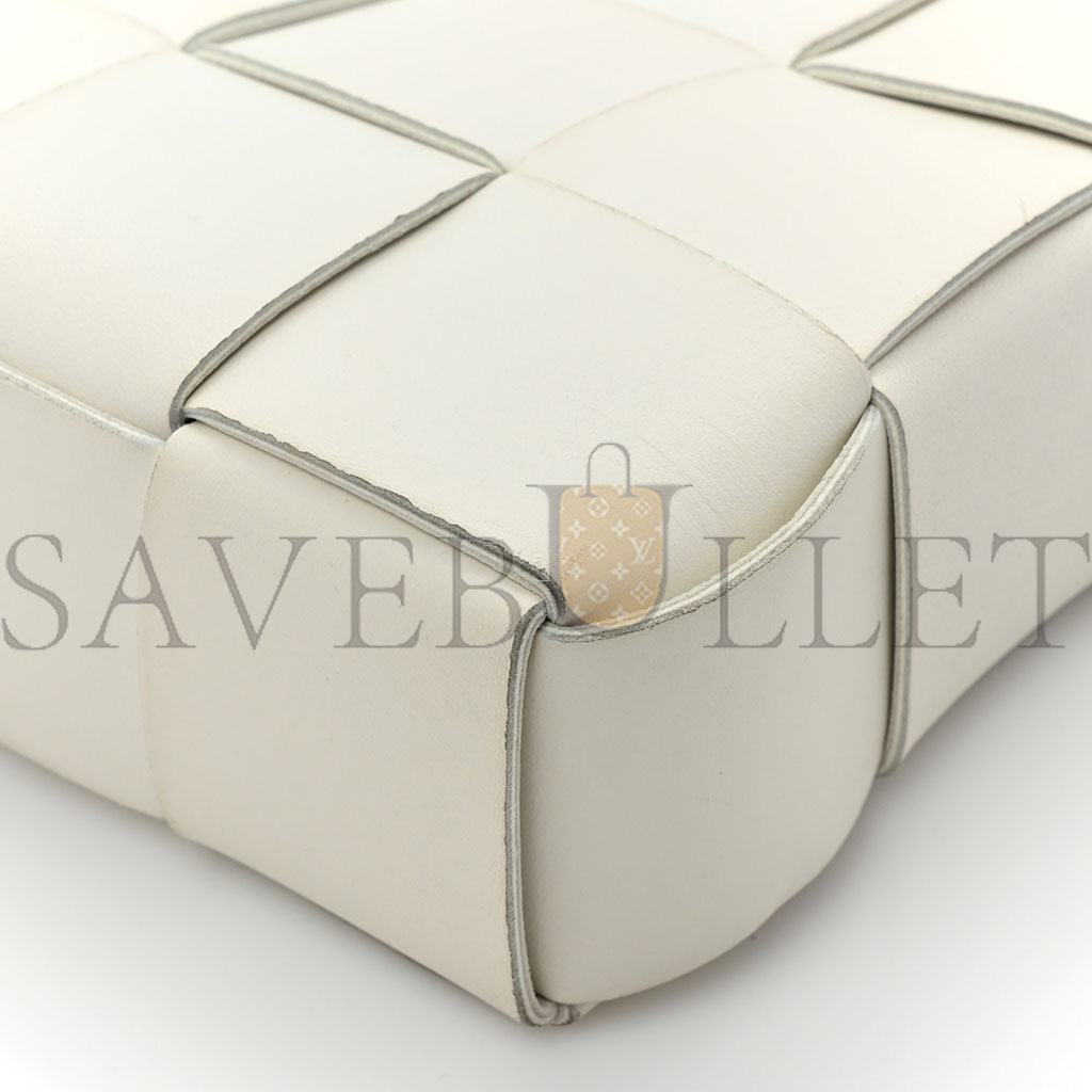 bo*te*ga Ve*ne*ta lambskin maxi intrecciato cassette messenger chalk  (26*23*5cm)
