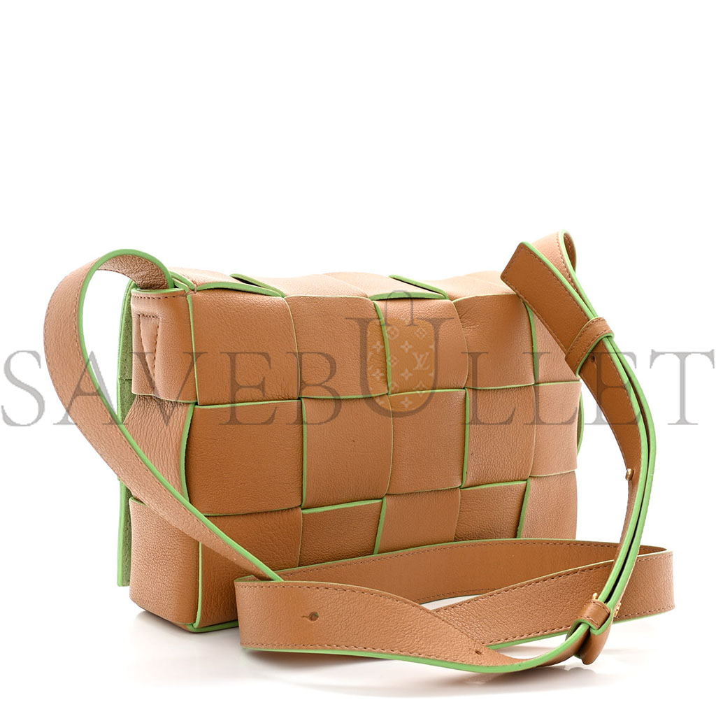 BOT*EGA VEN*TA GRAINED CALFSKIN MAXI INTRECCIATO CASSETTE CROSSBODY BAG CARAMEL PISTACHIO (23*15*5.5