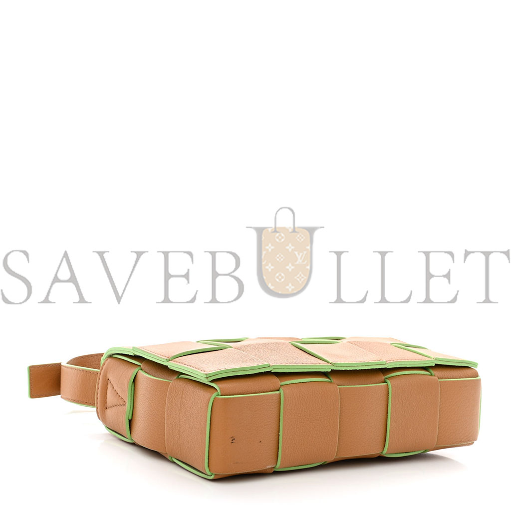 BOT*EGA VEN*TA GRAINED CALFSKIN MAXI INTRECCIATO CASSETTE CROSSBODY BAG CARAMEL PISTACHIO (23*15*5.5