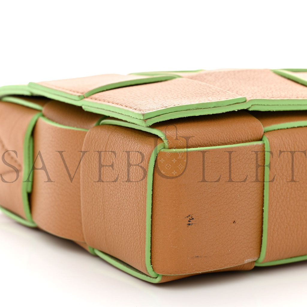 BOT*EGA VEN*TA GRAINED CALFSKIN MAXI INTRECCIATO CASSETTE CROSSBODY BAG CARAMEL PISTACHIO (23*15*5.5