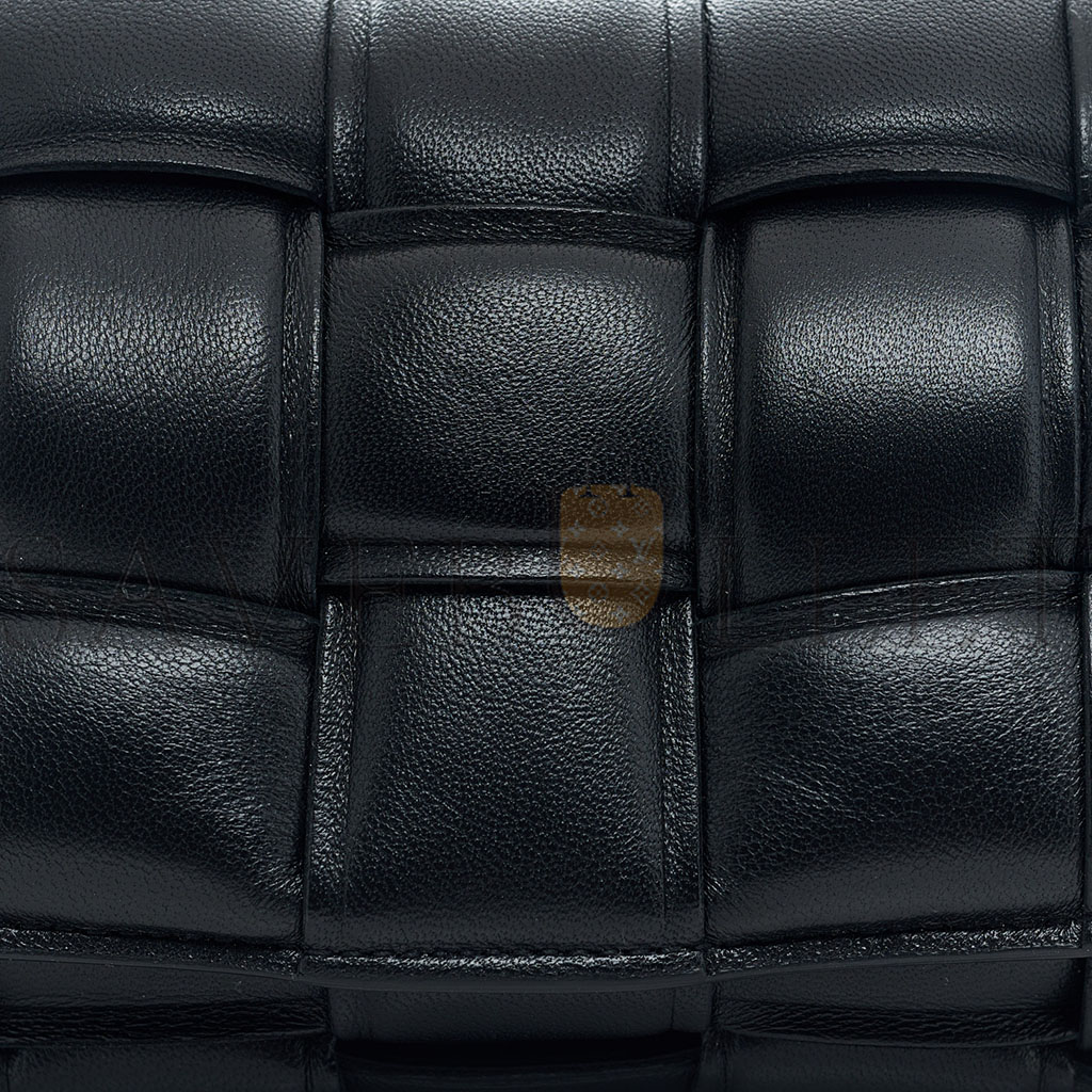 bo*te*ga Ve*ne*ta nappa maxi intrecciato small padded cassette crossbody bag black  (19*12*5cm)