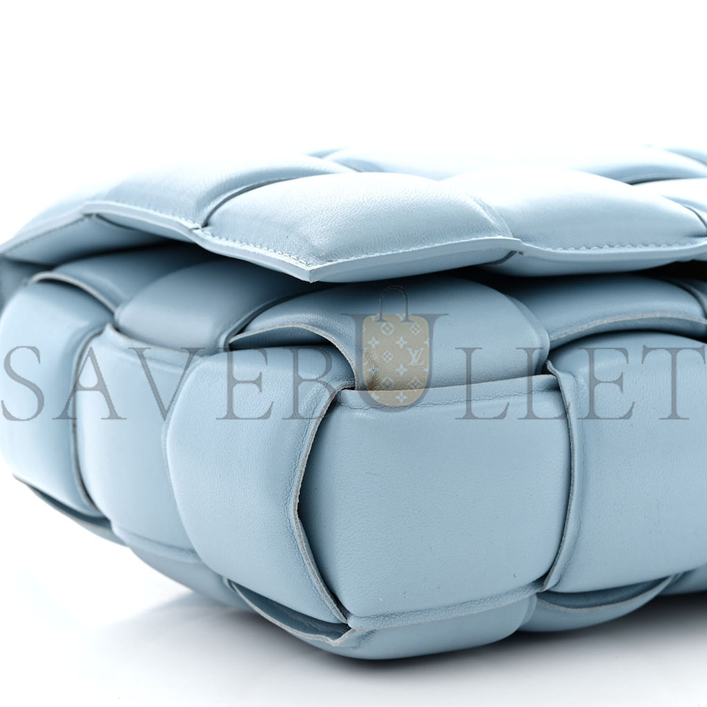 bo*te*ga Ve*ne*ta nappa maxi intreccio padded cassette crossbody bag ice  (26*18*8cm)