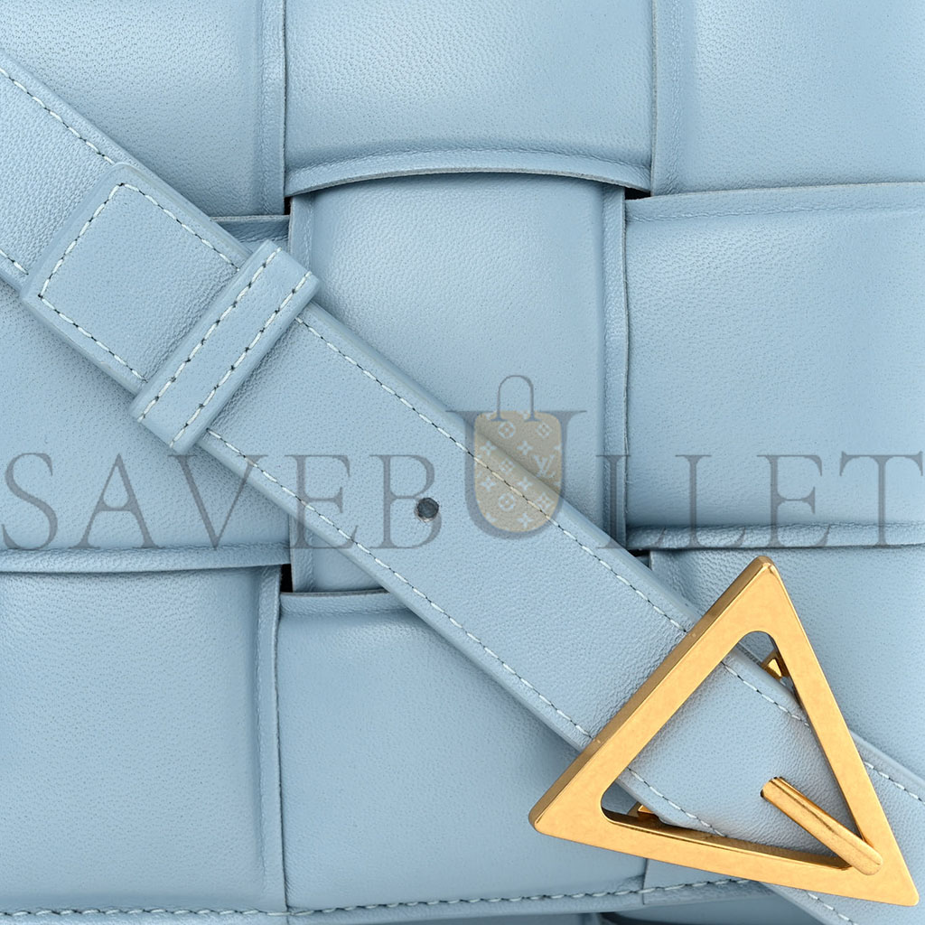 bo*te*ga Ve*ne*ta nappa maxi intreccio padded cassette crossbody bag ice  (26*18*8cm)