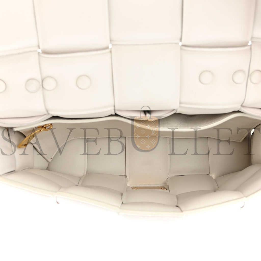 bo*te*ga Ve*ne*ta lambskin maxi intreccio padded chain cassette crossbody bag white  (27*17*8cm)