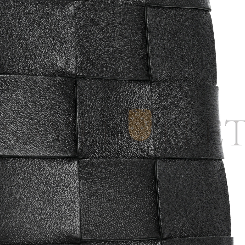 bo*te*ga Ve*ne*ta nappa maxi intrecciato cassette flat zip medium pouch black  (28*20cm)