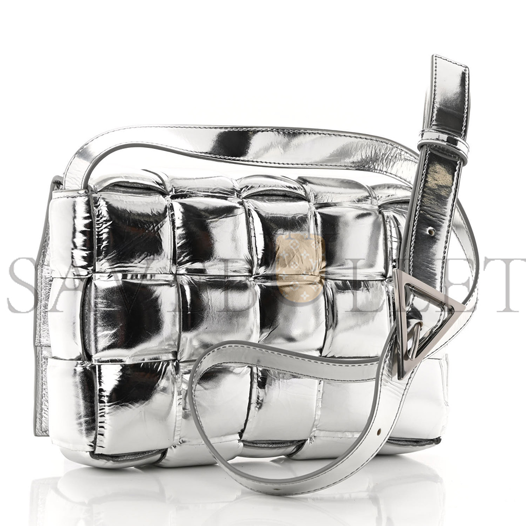 bo*te*ga Ve*ne*ta metallic lambskin padded cassette crossbody bag silver  (26*18*8cm)