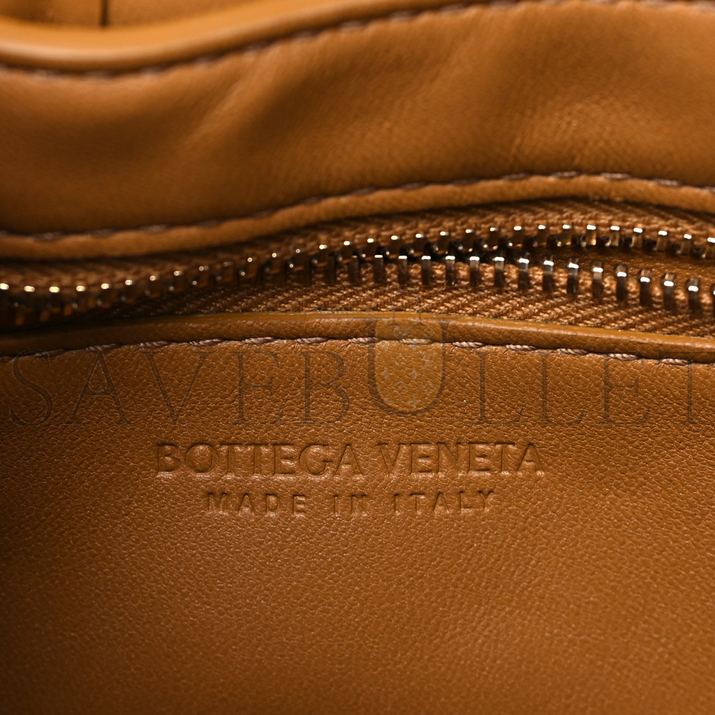 bo*te*ga Ve*ne*ta nappa maxi intreccio padded cassette crossbody bag caramel  (26*18*8cm)