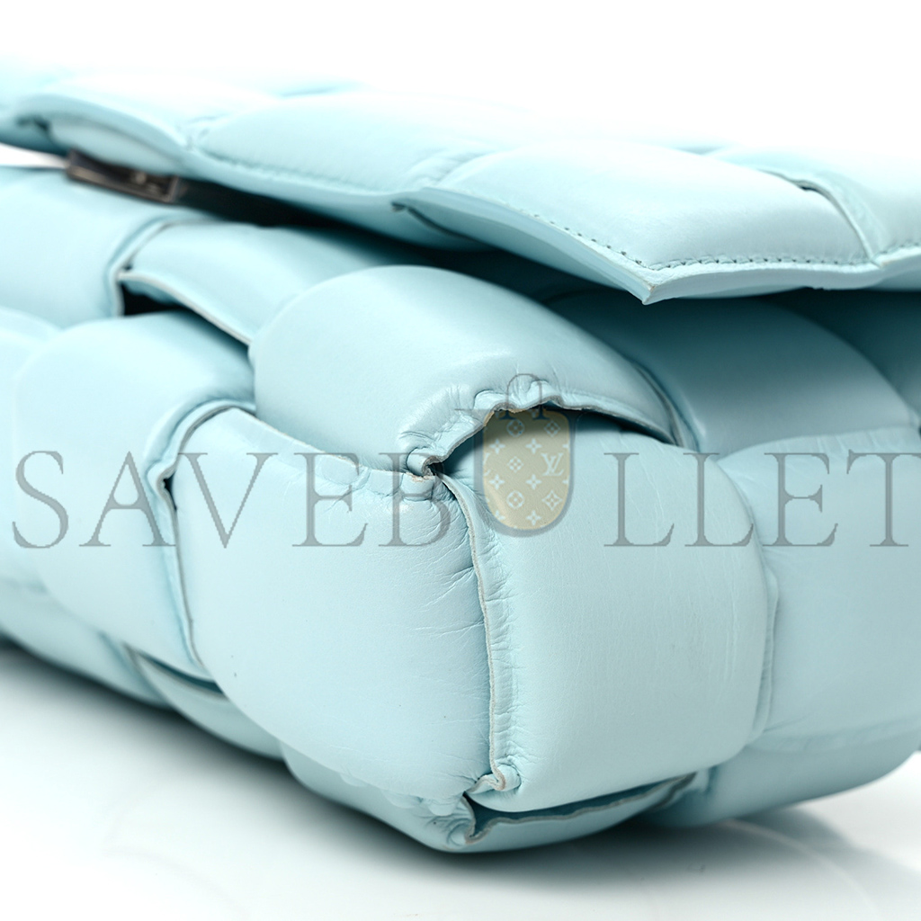 bo*te*ga Ve*ne*ta paper calfskin maxi intreccio padded cassette crossbody bag ice  (26*18*8cm)