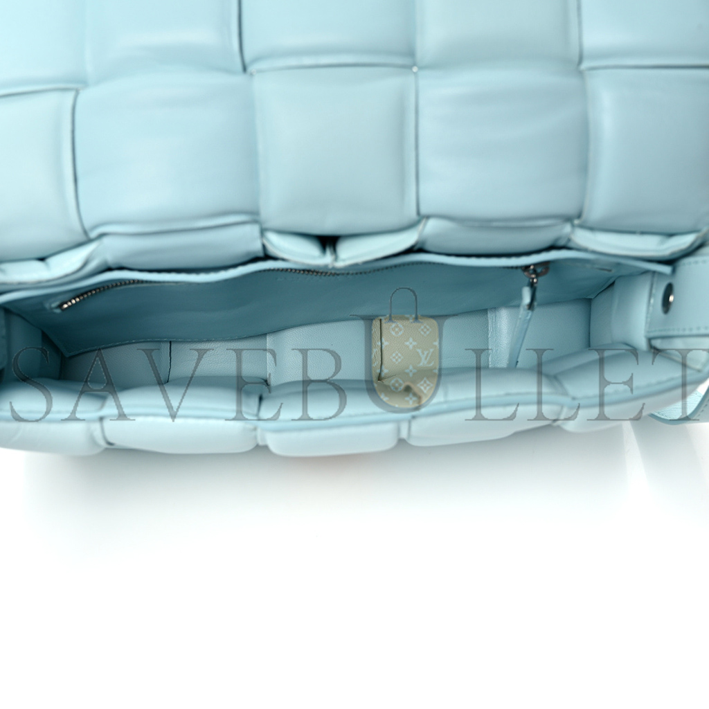 bo*te*ga Ve*ne*ta paper calfskin maxi intreccio padded cassette crossbody bag ice  (26*18*8cm)