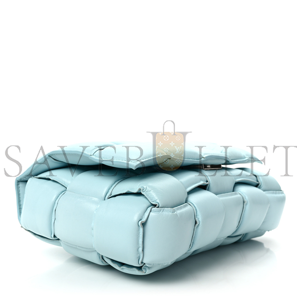 bo*te*ga Ve*ne*ta paper calfskin maxi intreccio padded cassette crossbody bag ice  (26*18*8cm)