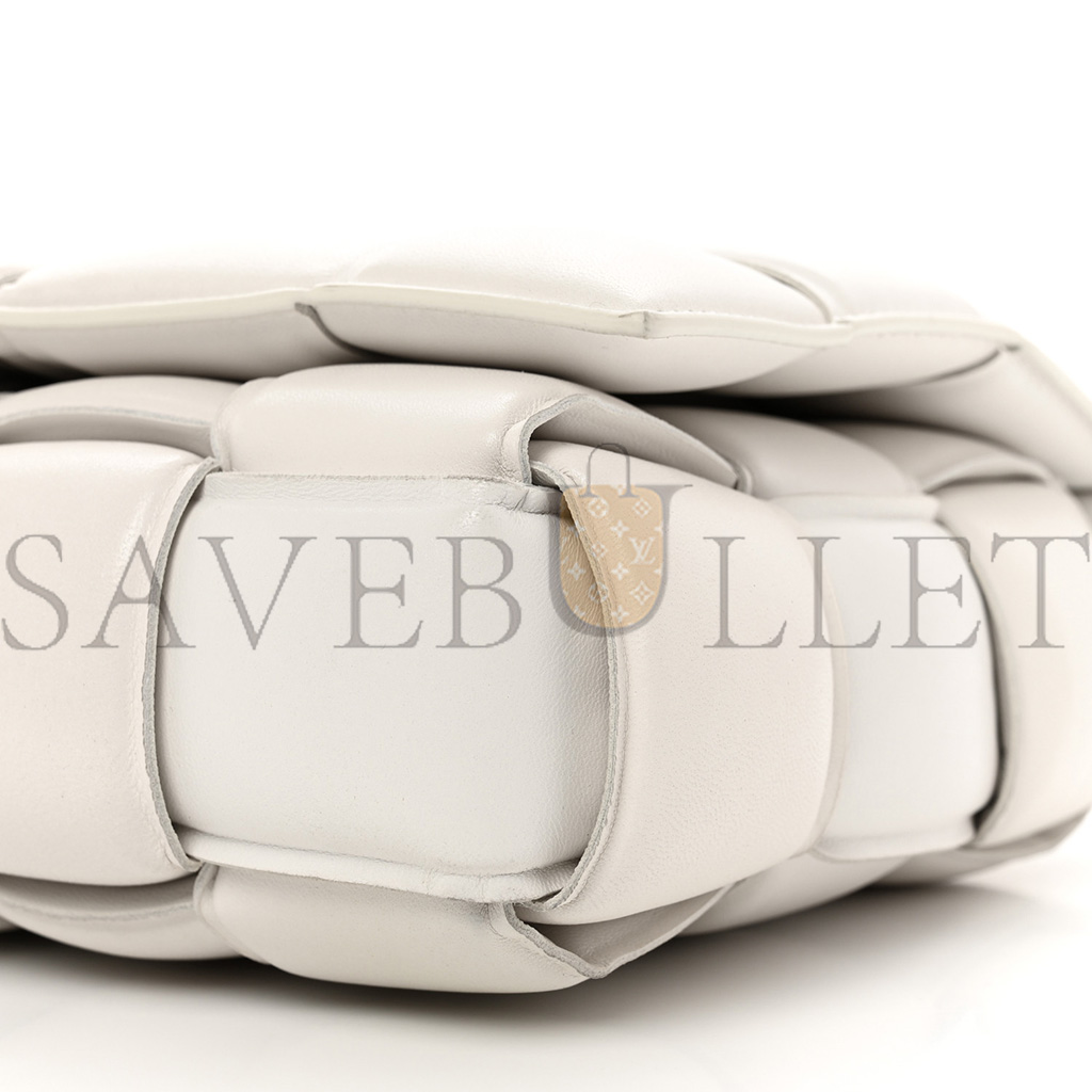 bo*te*ga Ve*ne*ta nappa maxi intreccio padded cassette crossbody bag chalk (26*18*8cm)