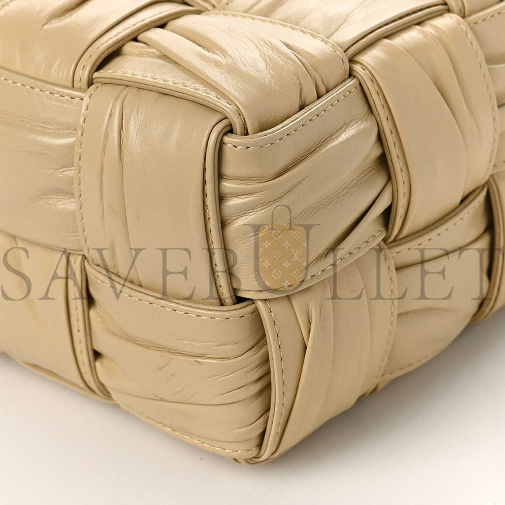 bo*te*ga Ve*ne*ta calfskin intreccio plisse camera bag porridge (24*16*8cm)