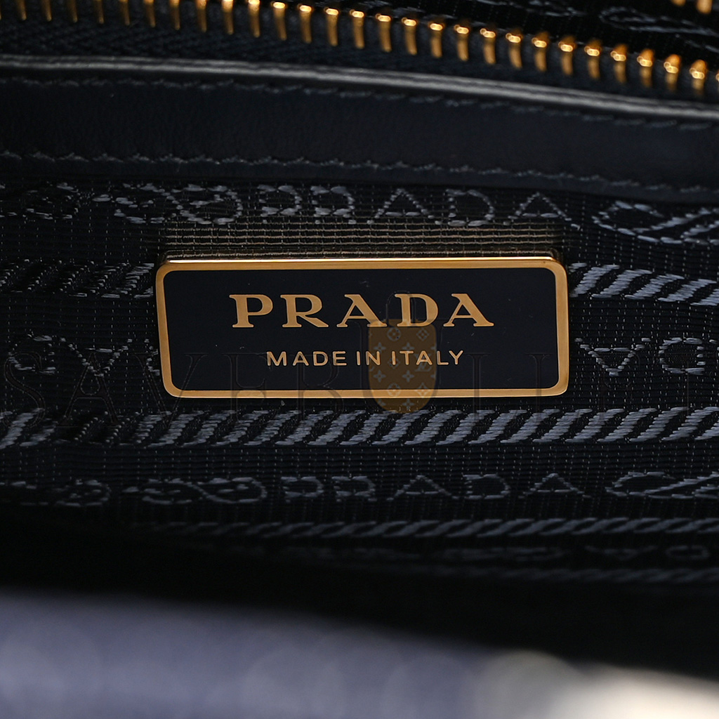 Pra*a jacquard saffiano triangolo symbole embroidered small tote baltico talco (29*22*9cm)