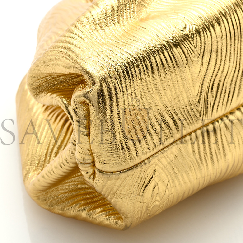 bo*te*ga Ve*ne*ta metallic bark calfskin embossed the pouch oversized clutch oro (37*21*13cm)
